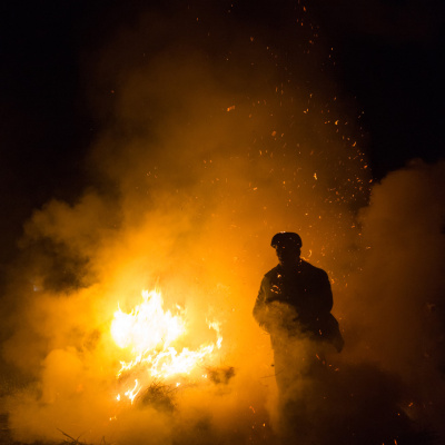 Kölgə odun içində danışanda...