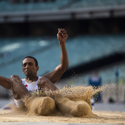 Ayaqları qumda, ruhu havada