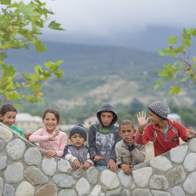 Divar arxasından gələn uşaq səsi