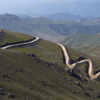 Ömər Aşırımı – Qayaların Səbrini Yaran Yol