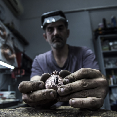 Əllərdə Doğulan Mis Əfsanə