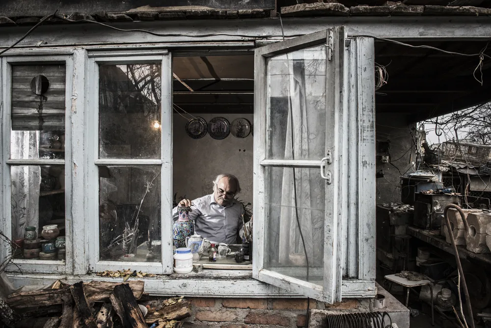 Pəncərə Arxasında Bir Dünya