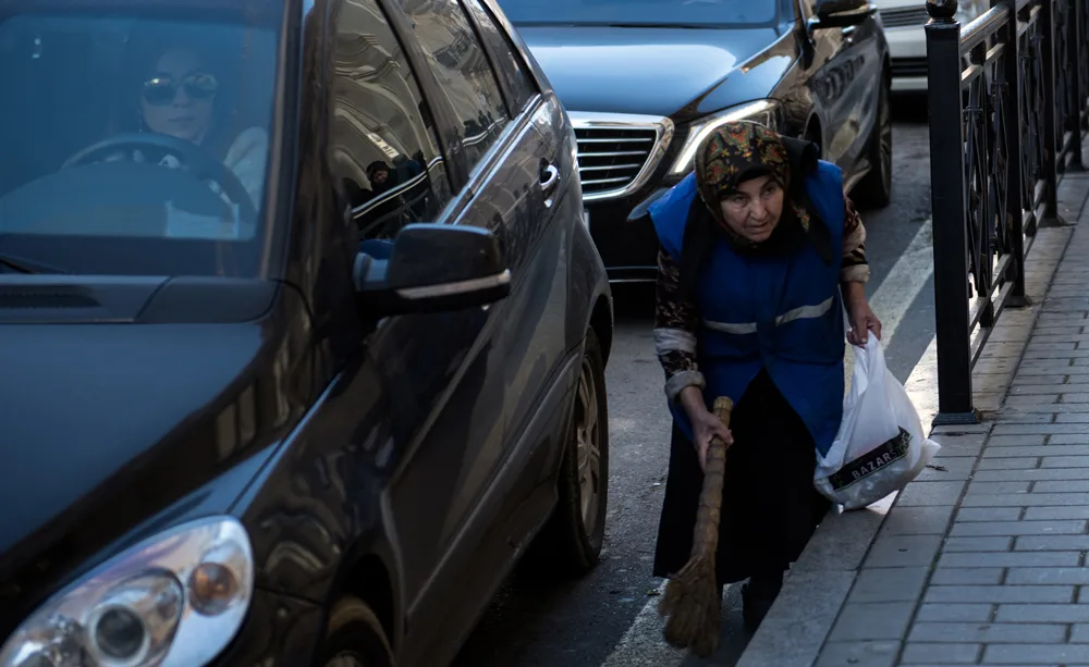 Eyni Küçə, Fərqli Həyatlar