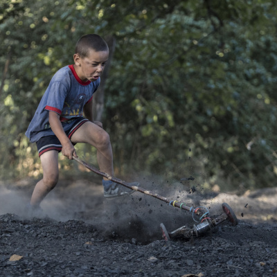 Təkərdən macəra düzəldən uşaq